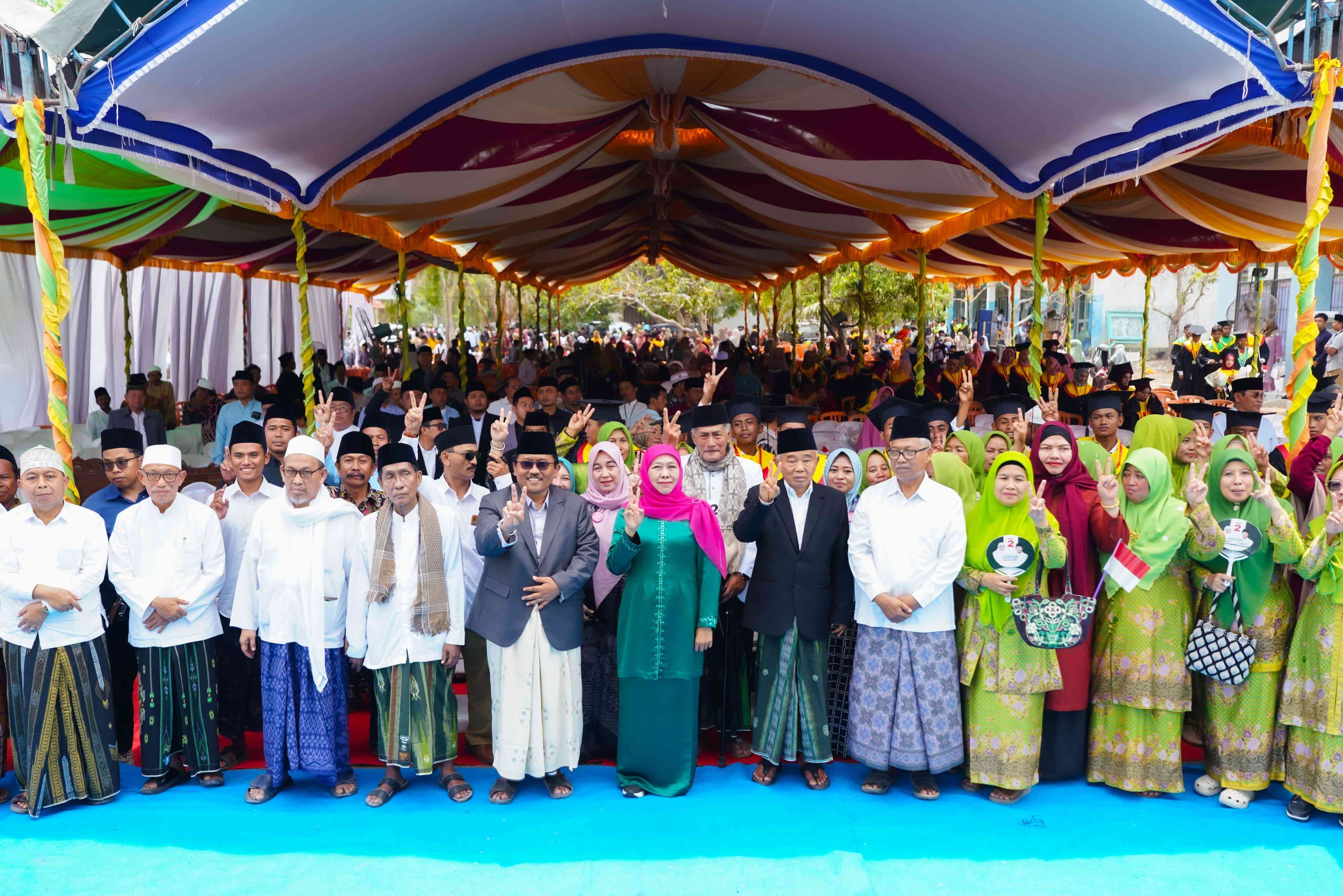 Para kiai, nyai, lora dan tokoh se-Madura foto bersama dengan Khofifah Indar Parawansa di di Pondok Pesantren Al Anwar Patereman Modung Bangkalan Madura, Kamis (3/10/2024). Foto: bangsaonline