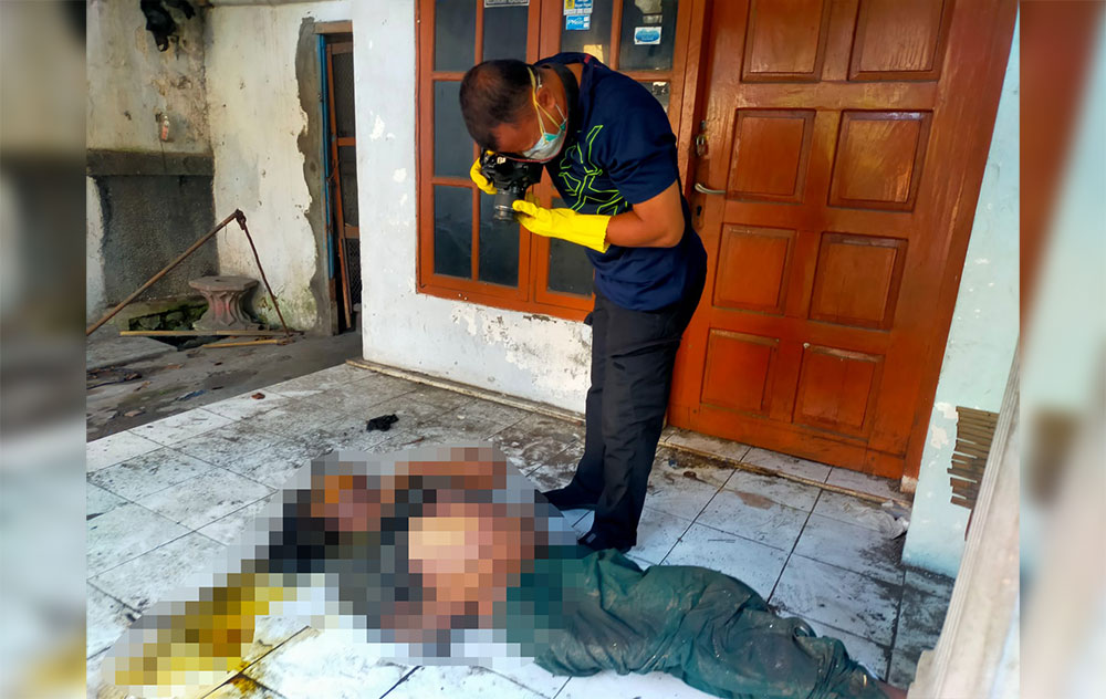 Salah seorang petugas saat mengambil gambar korban. foto: ist.