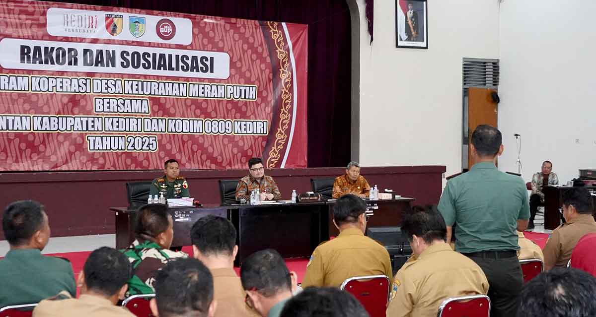 Bupati Kediri saat memimpin rapat didampingi jajaran pejabat daerah. Foto: Ist