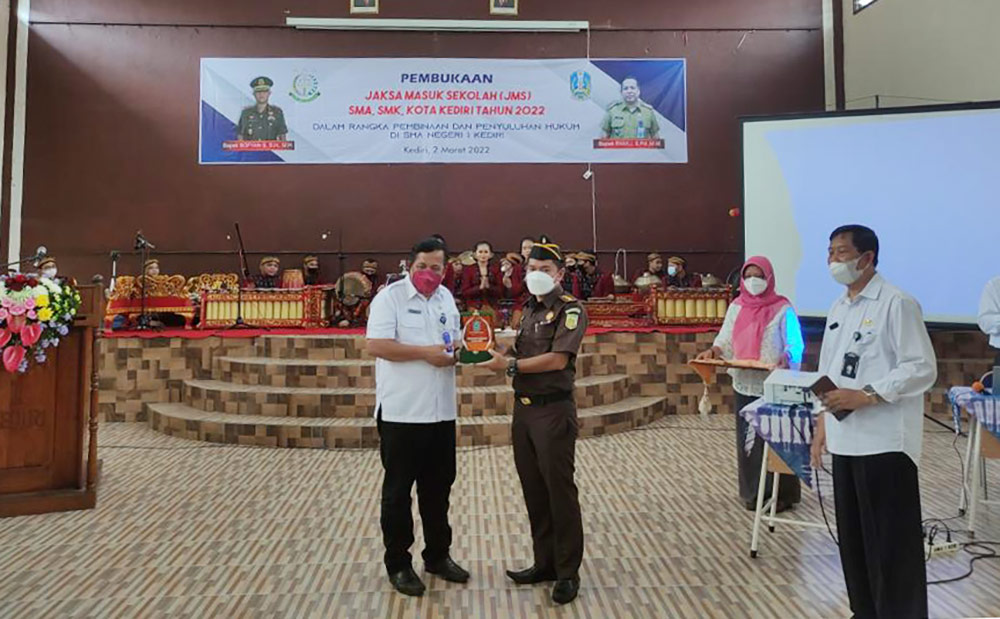 Harry Rahmat, Kasi Intelijen Kejari Kota Kediri saat menerima cenderamata. foto: ist.