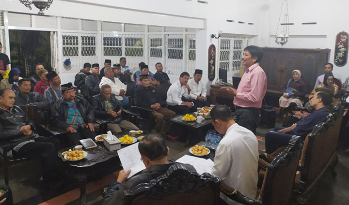 Ketua Koperasi Among Tani Rakyat (ATR), H. Sinal Abidin, S.Sos., M.M. saat menjelaskan program kerja koperasi di hadapan anggota, Jumat (7/2) malam.