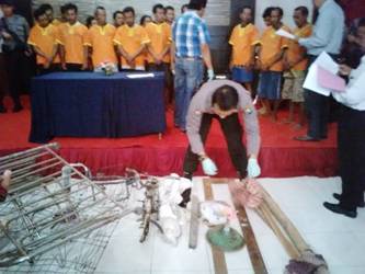 Para tersangka dan barang bukti. Foto: aries sugiarto/BANGSAONLINE