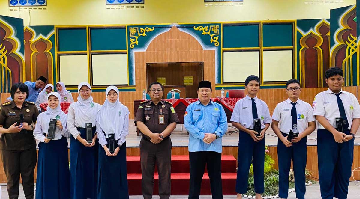 Tim dari Kejari Kota Kediri bersama kepala sekolah dan beberapa siswa. Foto: Ist