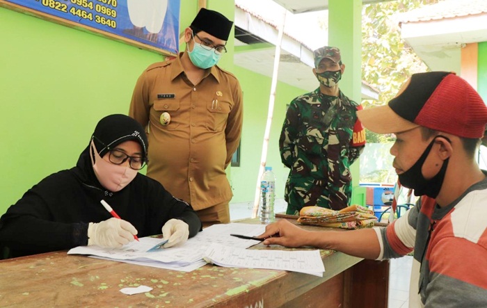 Plt Wali Kota Pasuruan Raharto Teno Prasetiyo meninjau langsung penyaluran Bantuan Sosial Tunai (BST) Tahap II (dua).