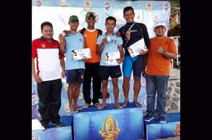 Para atlet senam dari Koarmada II yang menyabet medali emas menerima hadiah.