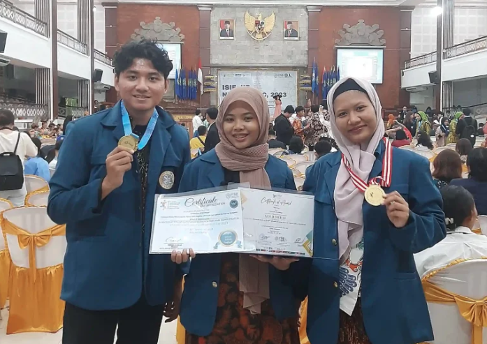 Jihan Aura bersama tim dalam puncak penghargaan International Science and Invention Fair (ISIF), Jumat (10/11/2023)