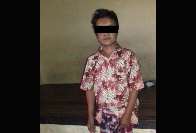Tersangka Saiful yang angkut kotak masjid ke dalam pikap.