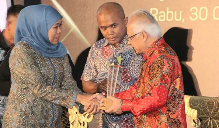 Gubernur Jawa Timur Khofifah Indar Parawansa dalam acara Anugerah Penyiaran KPID Jawa Timur 2019, Rabu malam (30/10/2019). foto: Istimewa/ BANGSAONLINE.com