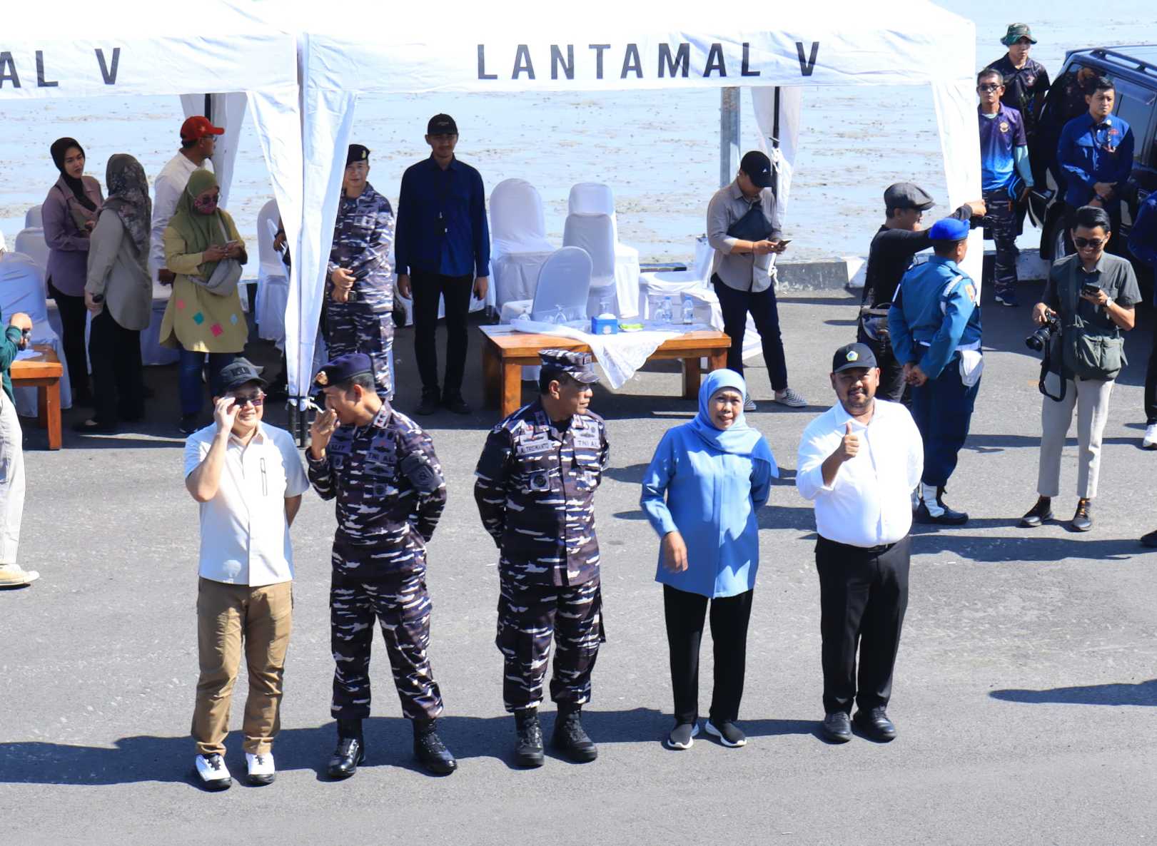 Bupati Gresik Fandi Akhmad Yani (kanan) mendampingi Gubernur Jatim Khofifah Indar Parawansa melepas keberangkatan KRI Surabaya 591 dari Dermaga Semampir Baru Koarmada II Surabaya. Foto: Ist.
