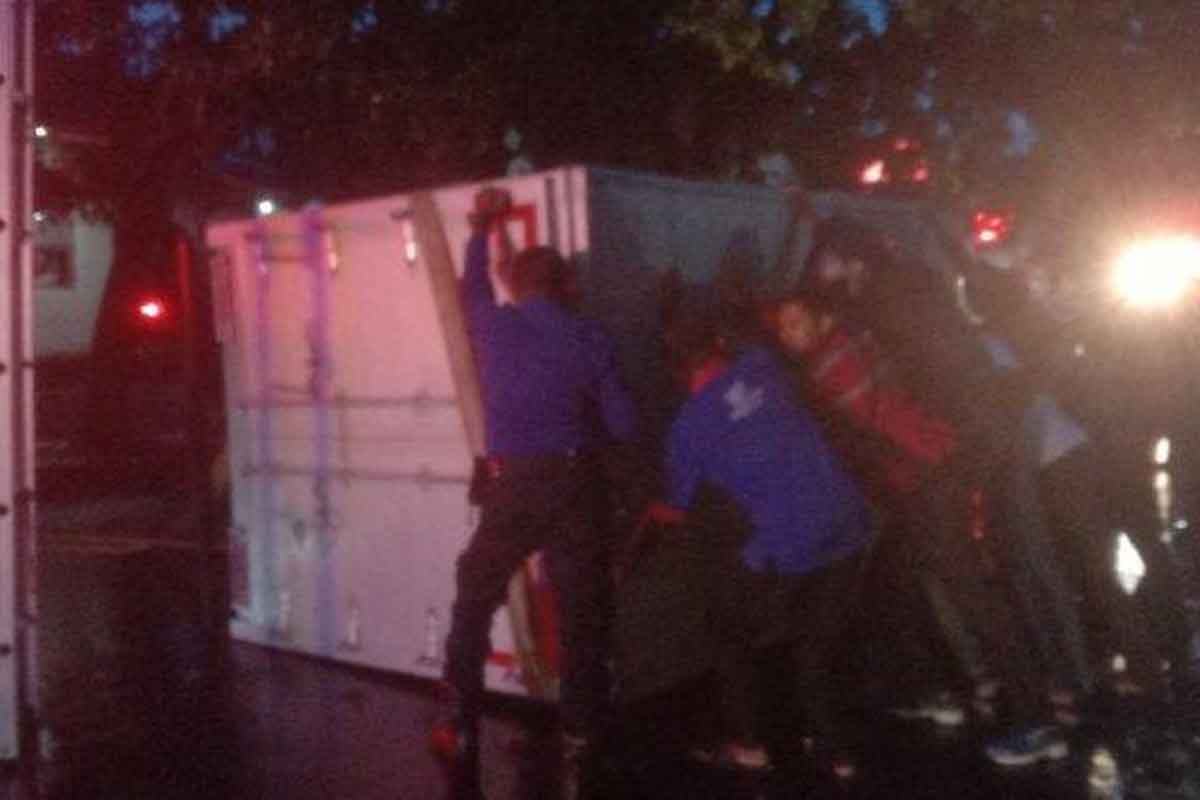 Mobil Boks yang tersangkut kabel internet hingga terguling di Malang, Kamis (26/1/2023)