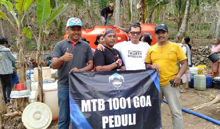 Imam Wahyudi (kaos putih), koordinator aksi sosial Pecinta Sepeda Gunung MCB 1001 Goa.