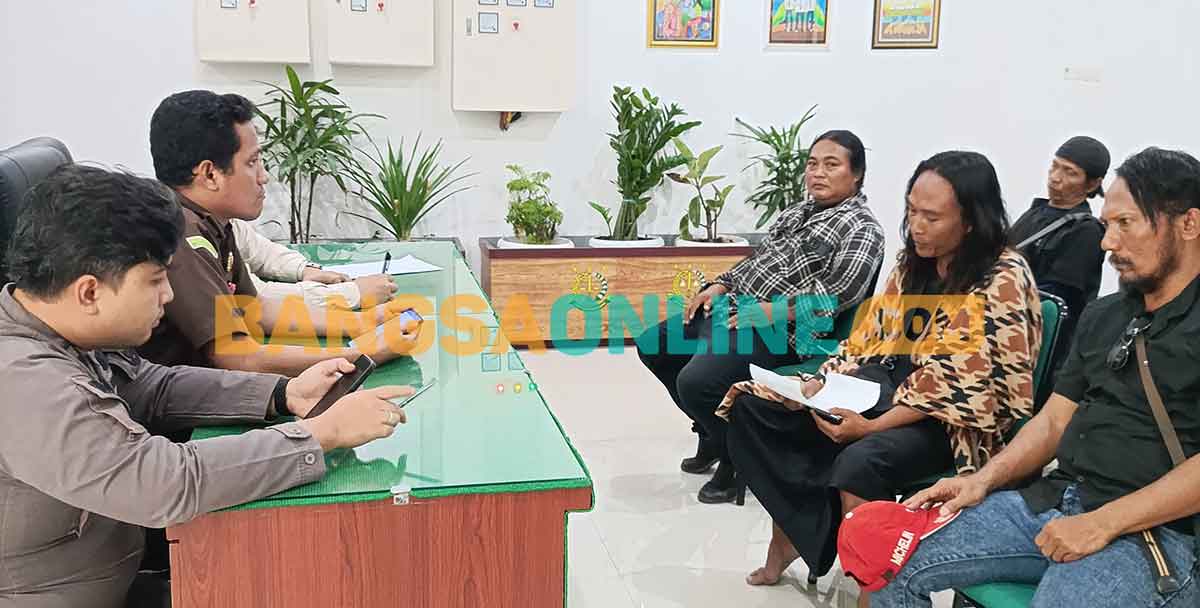 Kasi Pidsus Kejari Gresik, Alifin Nurahmana Wanda, bersama Kasi Intel Kejari Gresik, R. Achmad Nur Rizky, saat audiensi dengan Genpatra. Foto: SYUHUD/BANGSAONLINE