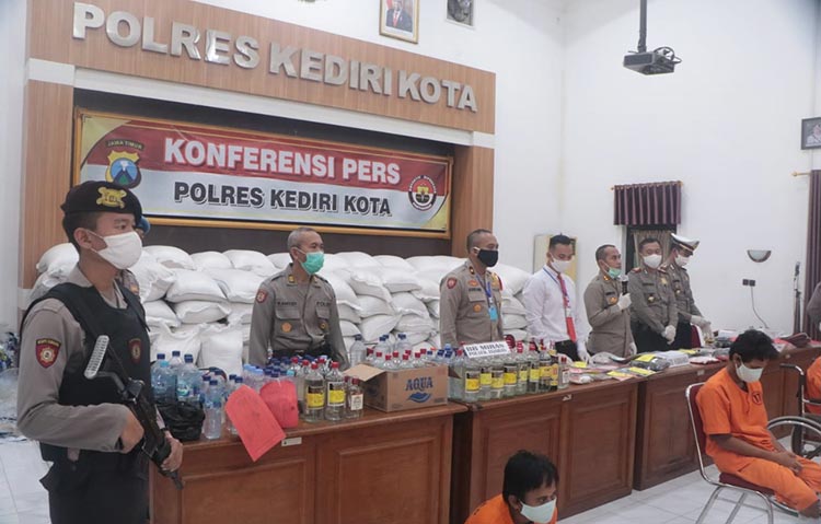 Kapolres Kediri Kota, AKBP Miko Indrayana (ketiga dari kiri) dan jajaran. (foto: ist).
