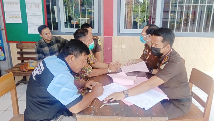 Penerimaan tersangka dan barang bukti (Tahap II) dari Jaksa Penyidik kepada Jaksa Penuntut Umum (JPU) Kejaksaan Negeri Nganjuk.
