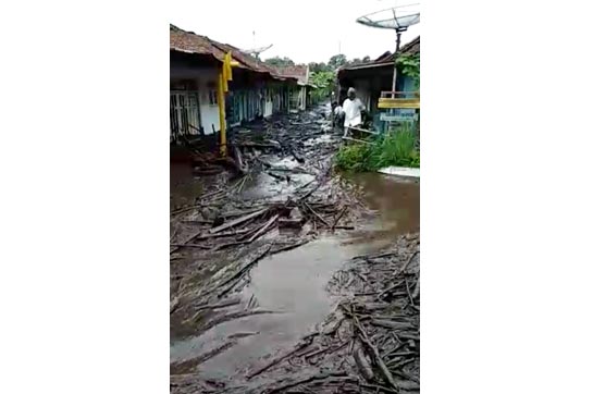Banjir bandang yang menerjang Desa Sempol Bondowoso. foto: istimewa