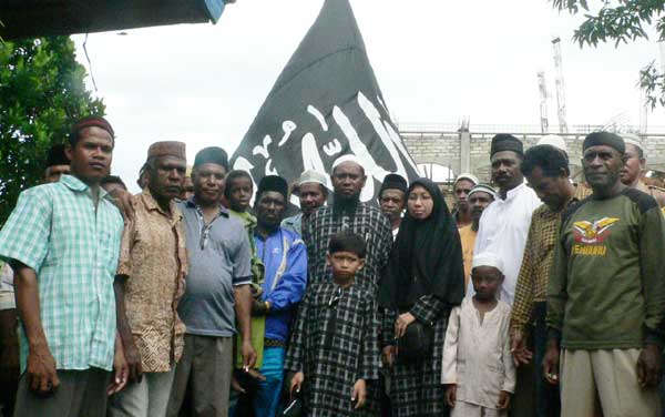 Papua selama ini identik dengan Kristen. Bahkan kalangan Kristen mendesak lewat DPRD agar Papua diberi nama Kota Injil. Maklum, hanya 2 orang anggota DPRD yang beragama Islam. Tapi dakwah Islam terus menggeliat lewat gerakan kultural ala NU. Tampak warga Papua yang beragama Islam berpose dengan latar belakang masjid.  Foto: kissanak.wordpress.com
