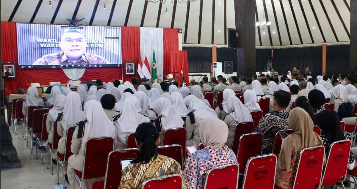 Wamen ATR/BPN saat membuka Kuliah Umum PPTR di STPN.