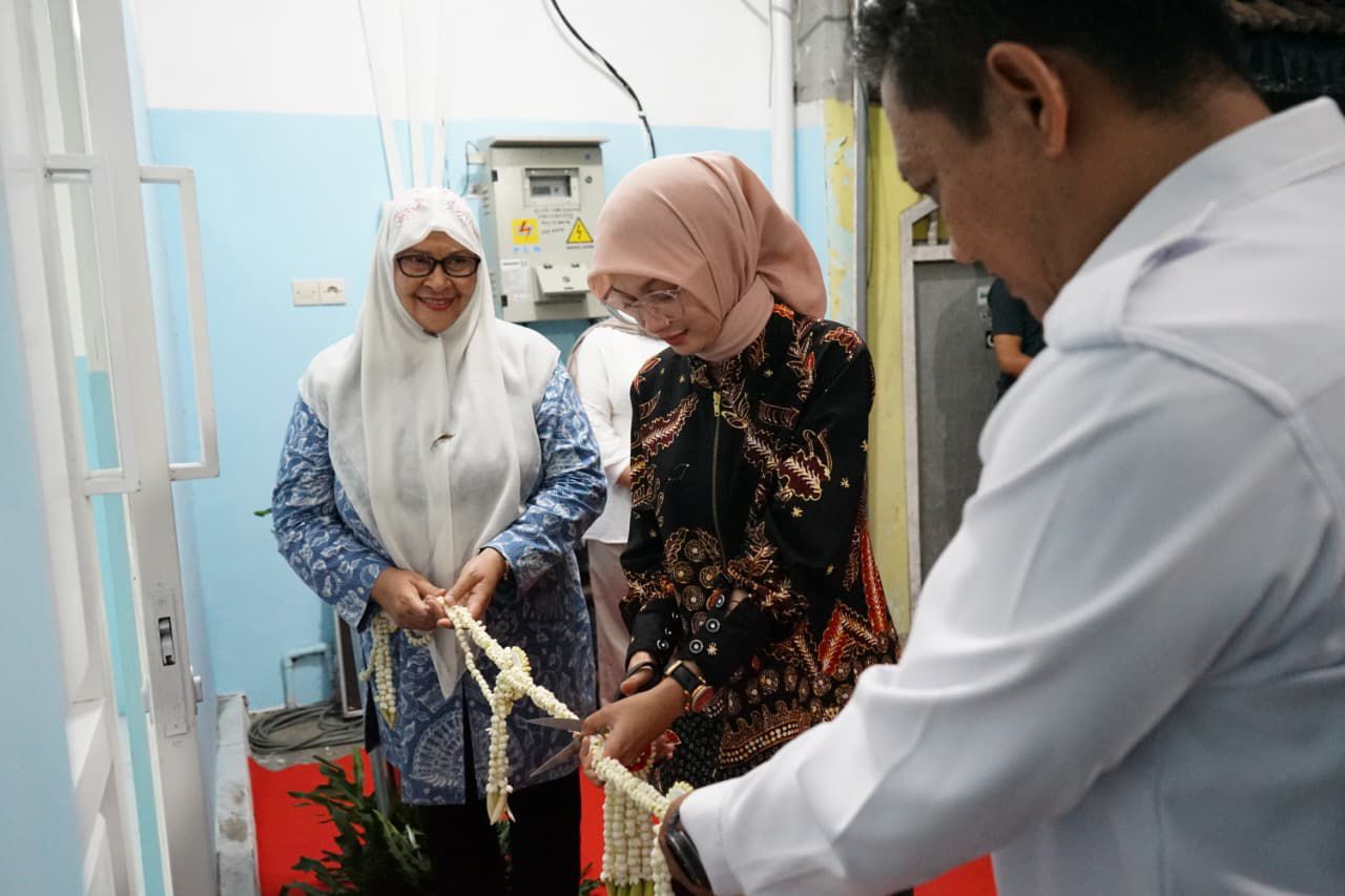 Wali Kota Kediri, Vinanda Prameswati saat prosesi pengguntingan pita peresmian SPPG