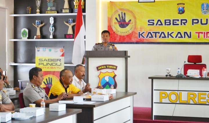 Kanit Tipikor Satreskrim Polres Batu, Aipda Yudik, S.H. saat menyampaikan paparan dalam sosialisasi Stop Pungli.