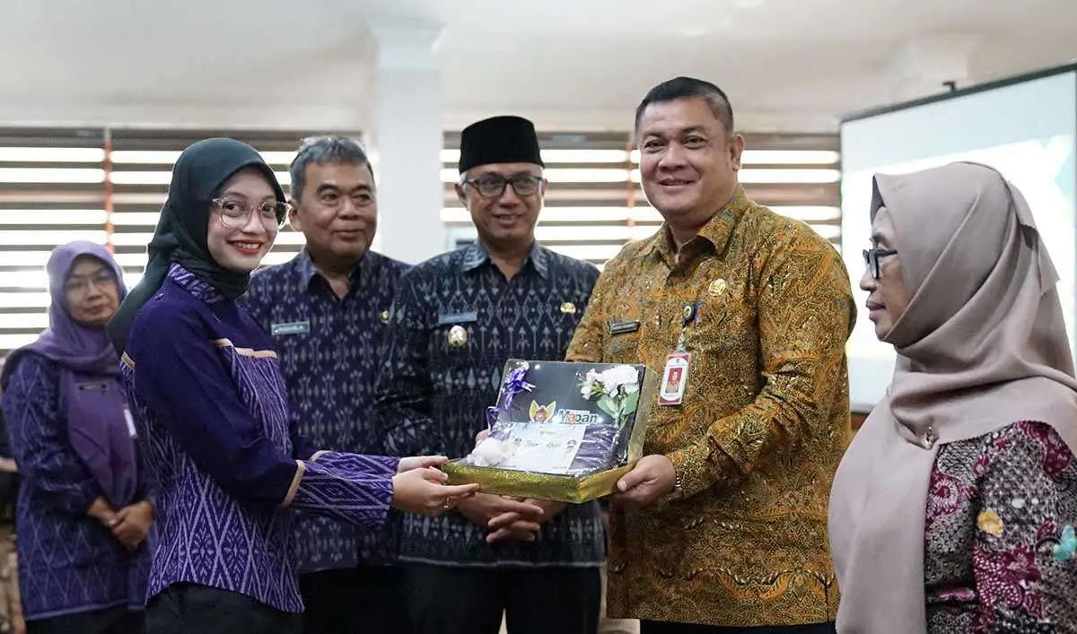 Penyerahan cendera mata secara simbolis kepada Bambang Priyambodo, Kepala Disbudparora Kota Kediri, salah satu ASN yang akan purnatugas. Foto: Ist 