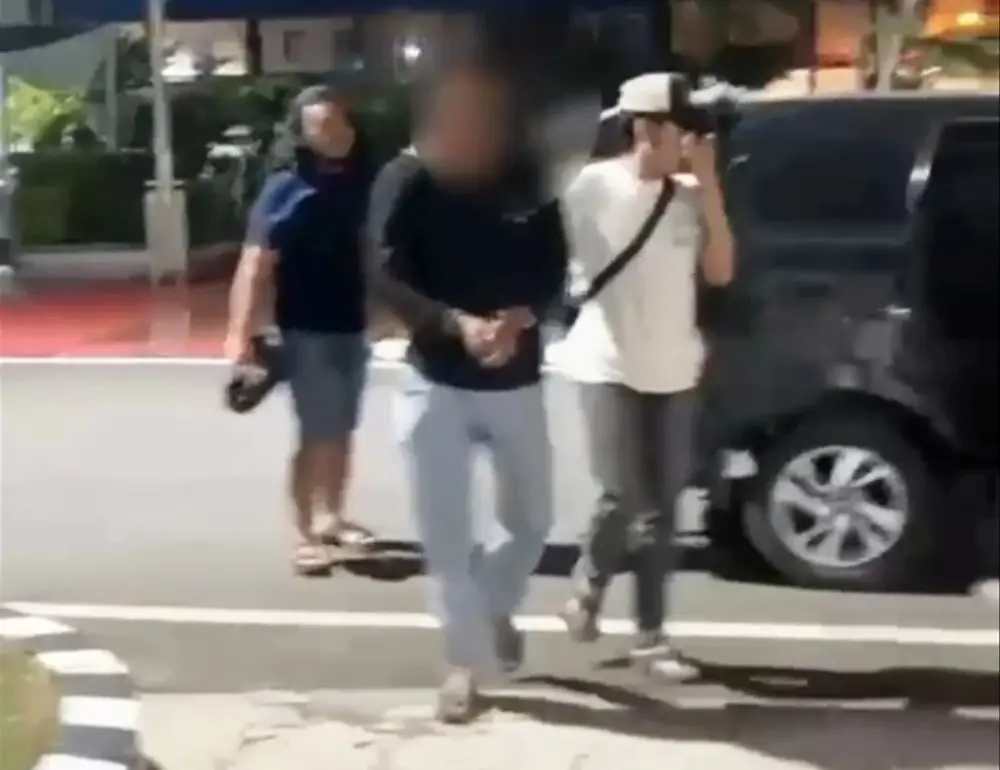 Tersangka saat tiba di Polres Tuban, setelah melakukan penyerahan diri di Polsek Semanding