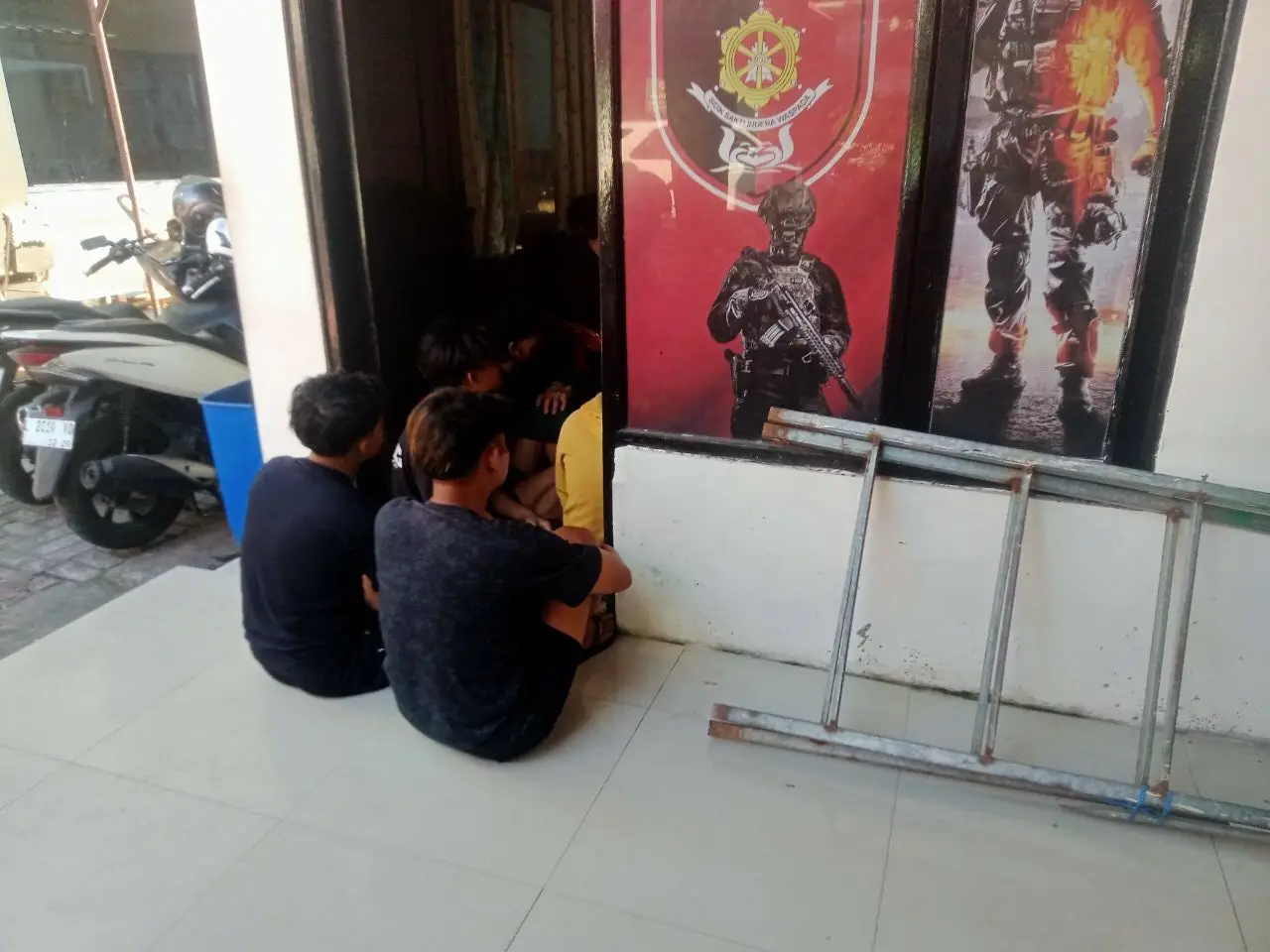 Para rekan korban saat dimintai keterangan di Polsek Tambaksari
