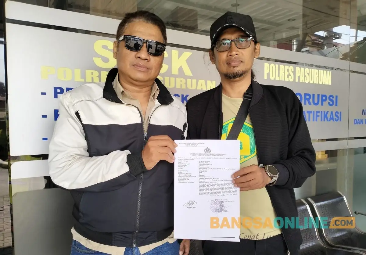 Fatchul Arif, mantan Sekretaris PAC PDIP Bangil bersama Harsila. Foto: M Andy Fachrudin/BANGSAONLINE