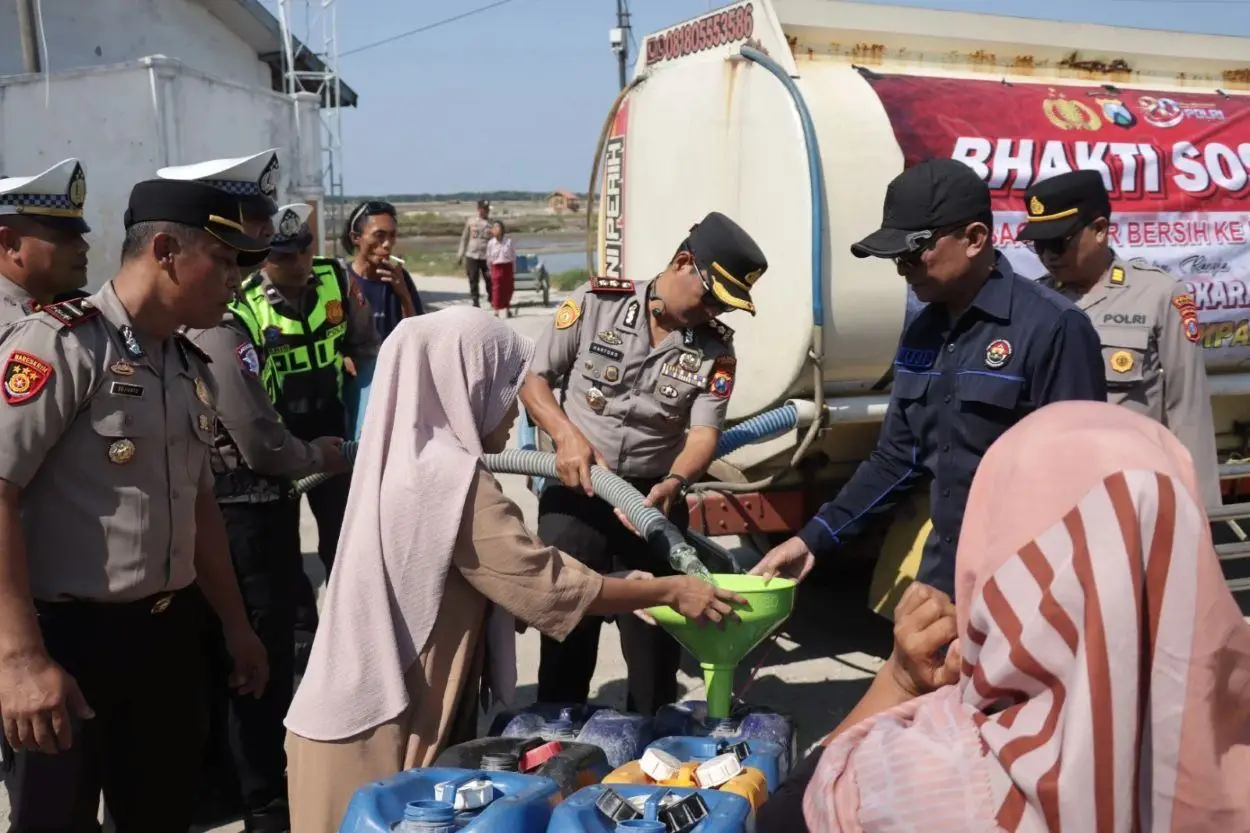 Warga Dusun Cangkarman, Desa Apaan, Kecamatan Pangarengan, mengantre mengambil bantuan air bersih yang disalurkan Polres Sampang