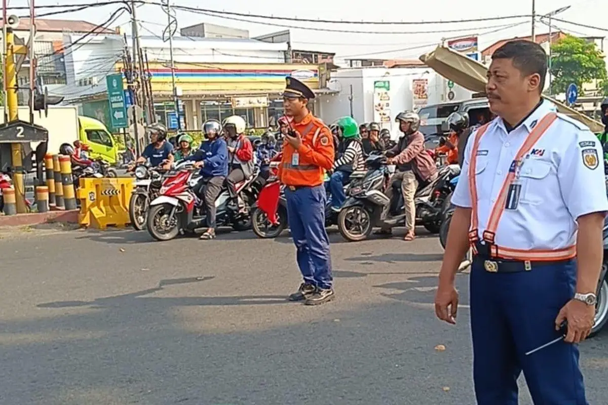 Petugas KAI Daop 8 saat melakukan pengamanan manual di pelintasan kereta