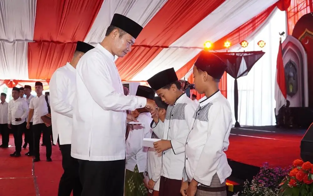 Bupati Lamongan Yuhronur Efendi memberikan sertifikat lulus ujian tahfidz.