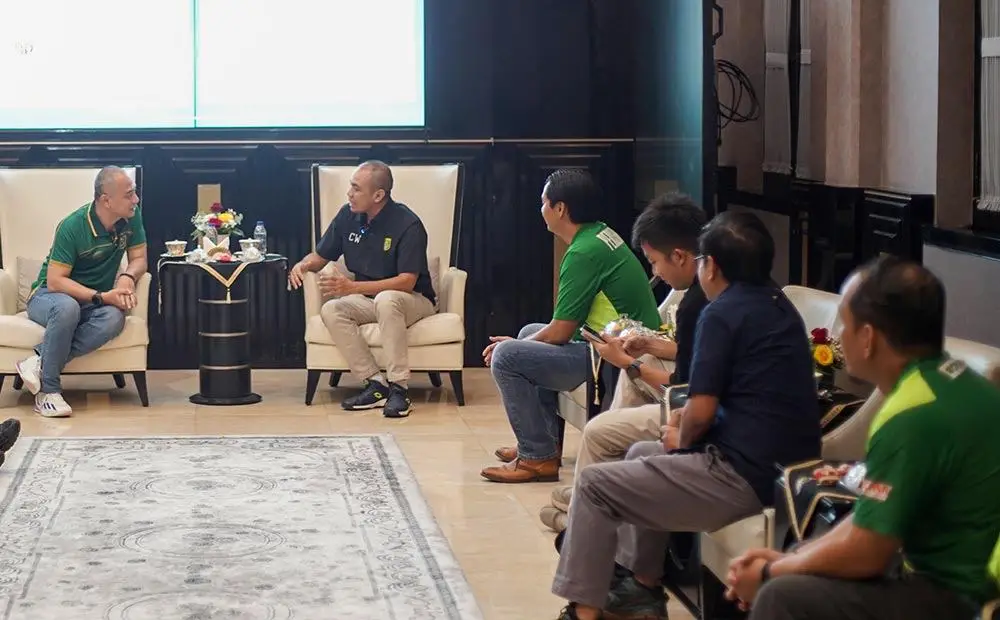 Wali Kota Surabaya Eri Cahyadi menyambut hangat jajaran manajemen Persebaya di Ruang Kerja Wali Kota, Rabu (17/6/2026). Foto: Hms