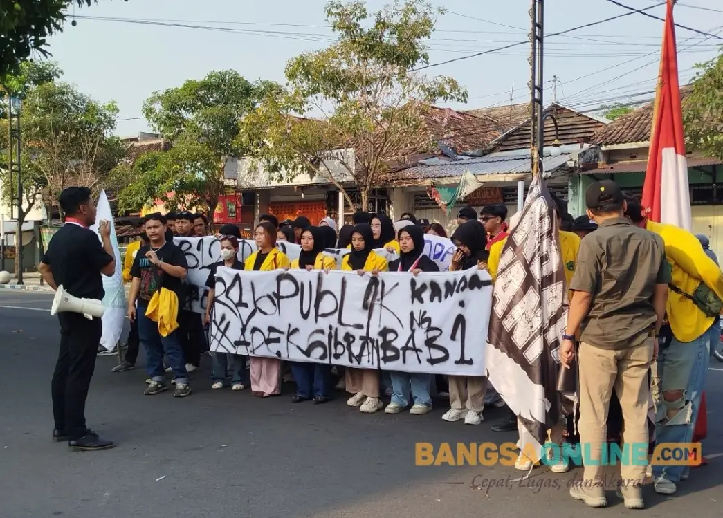 Puluhan Mahasiswa unjuk rasa di depan Gedung DPRD Jombang. Foto: Aan Amrulloh/BANGSAONLINE