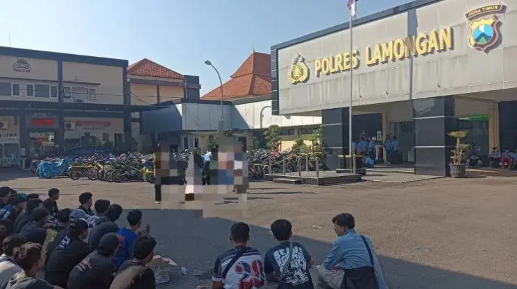 Puluhan pemuda yang diduga hendak mengikuti kegiatan tidak sesuai dengan ketentuan yang berlaku di Polres Lamongan