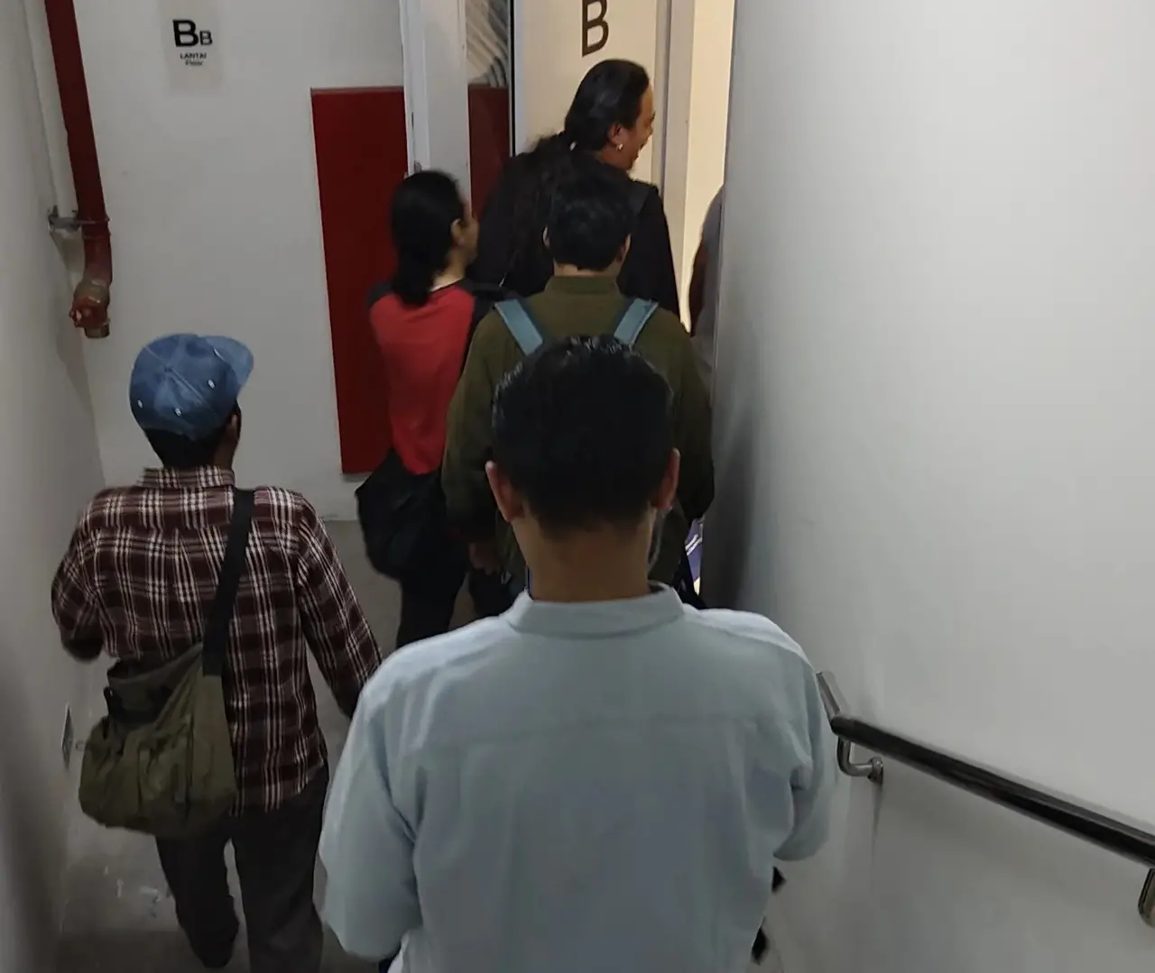 Para pengunjung di sebuah pusat layanan publik menggunakan tangga darurat setelah gangguan Lift gedung akibat pemadaman listrik (dok. RRI)