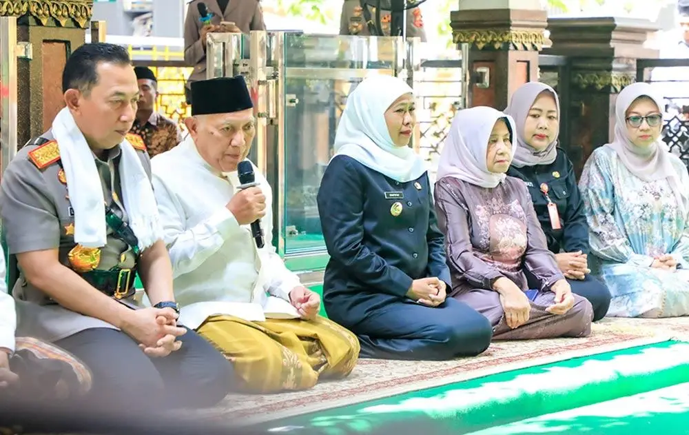 Gubernur Jawa Timur Khofifah Indar Parawansa saat mendampingi Kapolri Jenderal Polisi Listyo Sigit Prabowo melakukan ziarah di Makam Presiden ke-4 RI, KH. Abdurrahman Wahid (Gus Dur).