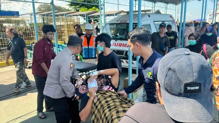 Ambulans Gratis Sidokkes Polres Gresik Jemput Pasien Bawean untuk Dirujuk ke RSUD Ibnu Sina