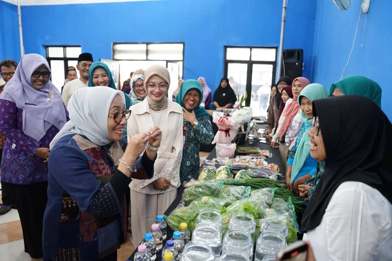  Menteri PPPA didampingi Mbak Wali saat melihat secara langsung hasil dari Kelompok Wanita Tani Flamboyan Kelurahan Ketami. (Ist). 