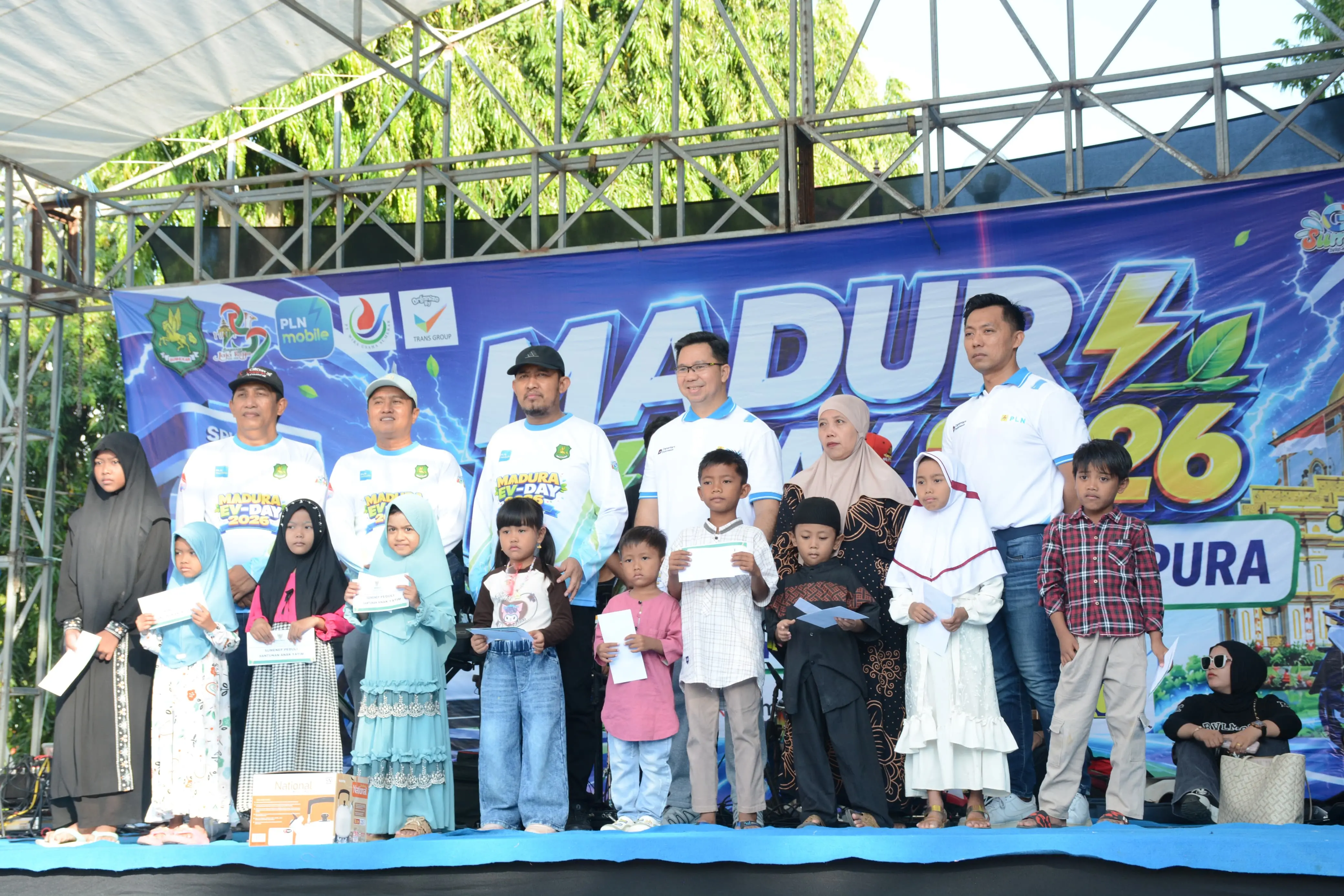 ajaran manajemen PLN UID Jawa Timur, manajemen PLN UP3 Madura, Bupati Sumenep saat memberikan santunan kepada anak yatim