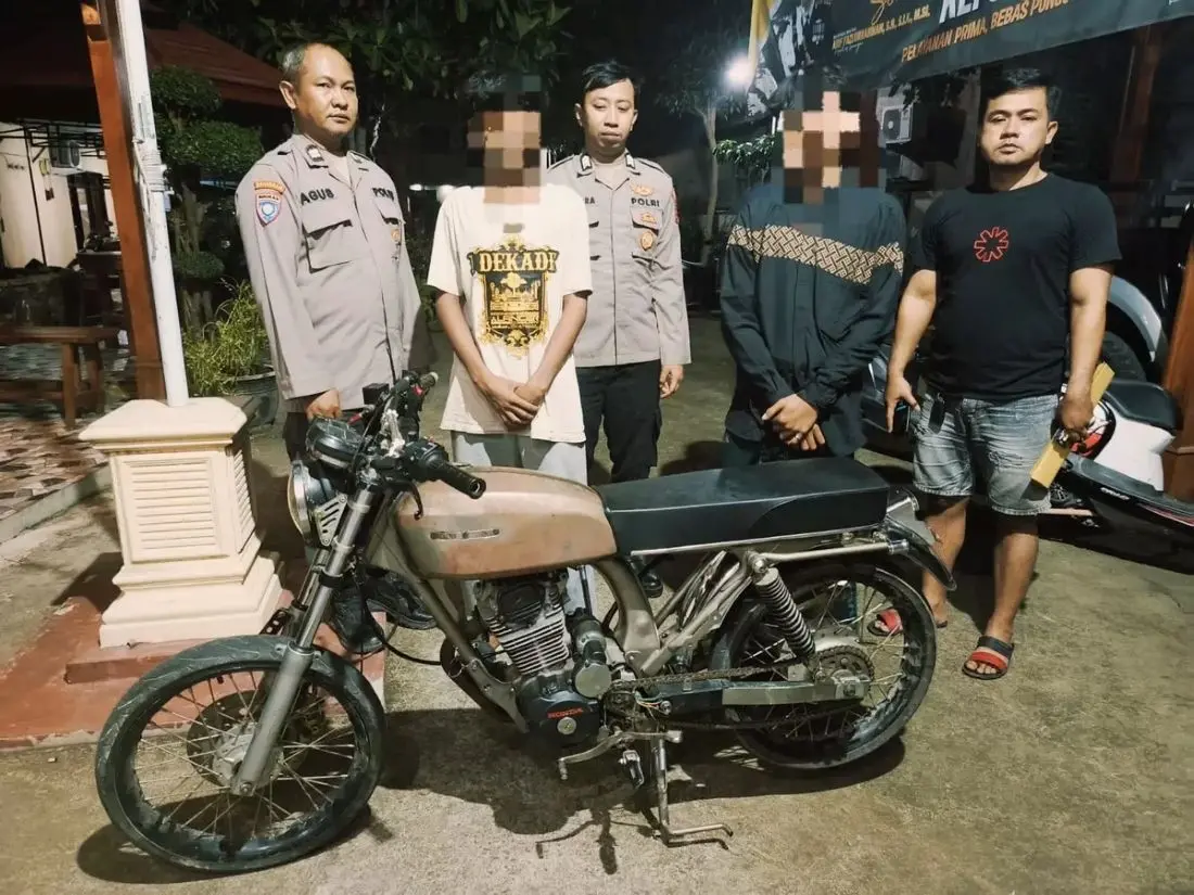 Dua terduga pelaku beserta barang bukti sepeda motor Honda CB saat diamankan anggota Polsek Kedungpring

Artikel ini adalah bagian dari Mitra Promedia Group dan sudah tayang dengan judul 