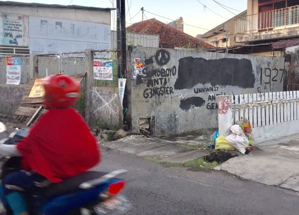 Coretan di tembok usai kelompok Bonek menggeruduk kawasan Jl. Kedung Sroko