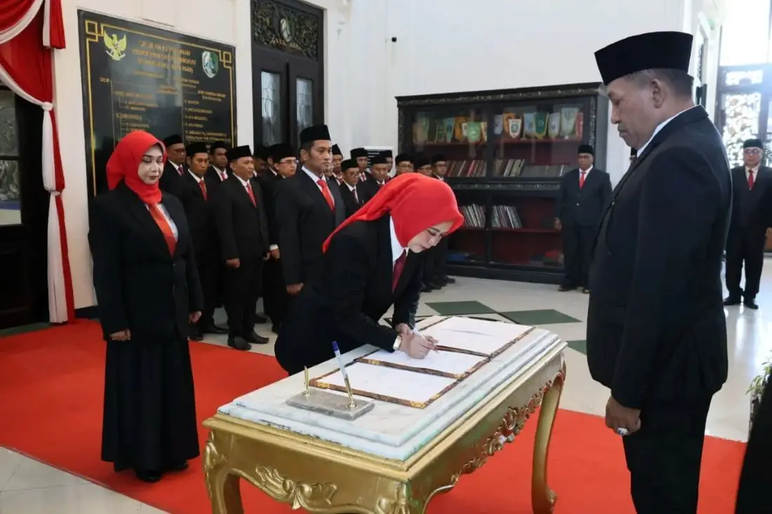 Kepala Sekolah menandatangani berkah pelantikan di hadapan Bupati Sampang Slamet Junaidi saat Pelantikan dan Pengambilan Sumpah Kepala Sekolah Pendopo Trunojoyo
