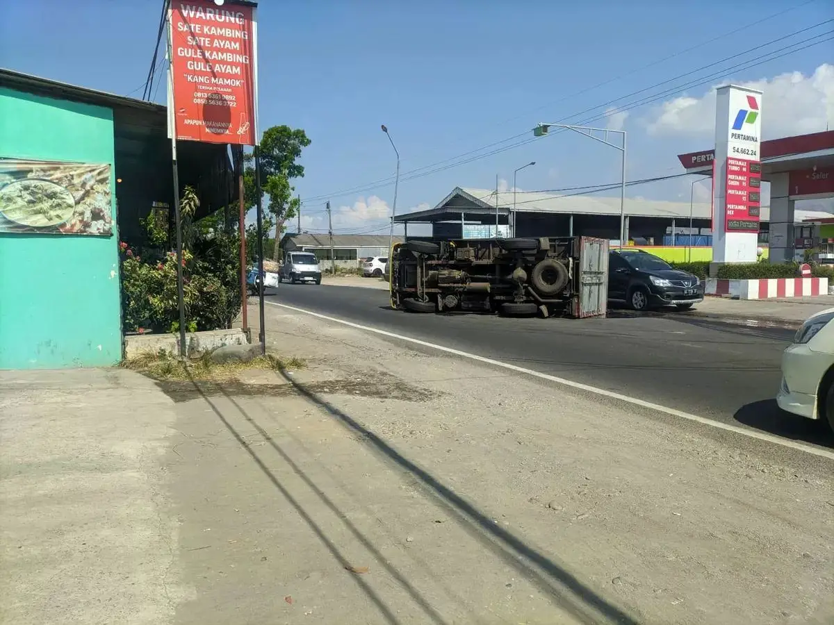 Kondisi  truk terguling di depan SPBU Kalitelu
