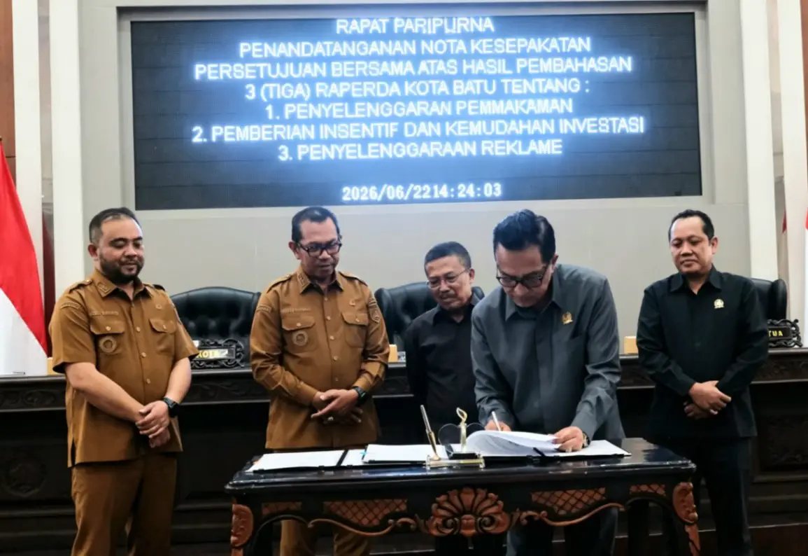 Wali Kota Batu, Nurochman saat rapat paripurna DPRD Kota Batu dengan agenda penyampaian pendapat akhir dan persetujuan 3 Raperda