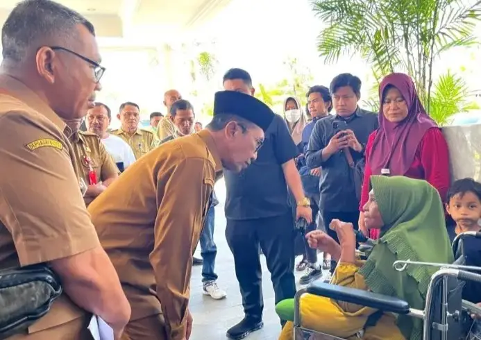 Bupati Pamekasan Kholilurrahman didampingi Wakil Bupati Pamekasan Sukriyanto dan Direktur RSUD Smart saat berinteraksi dengan salah satu pasien