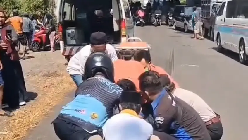 Tangkapan layar video amatir saat petugas mengevakuasi korban ke dalam ambulans