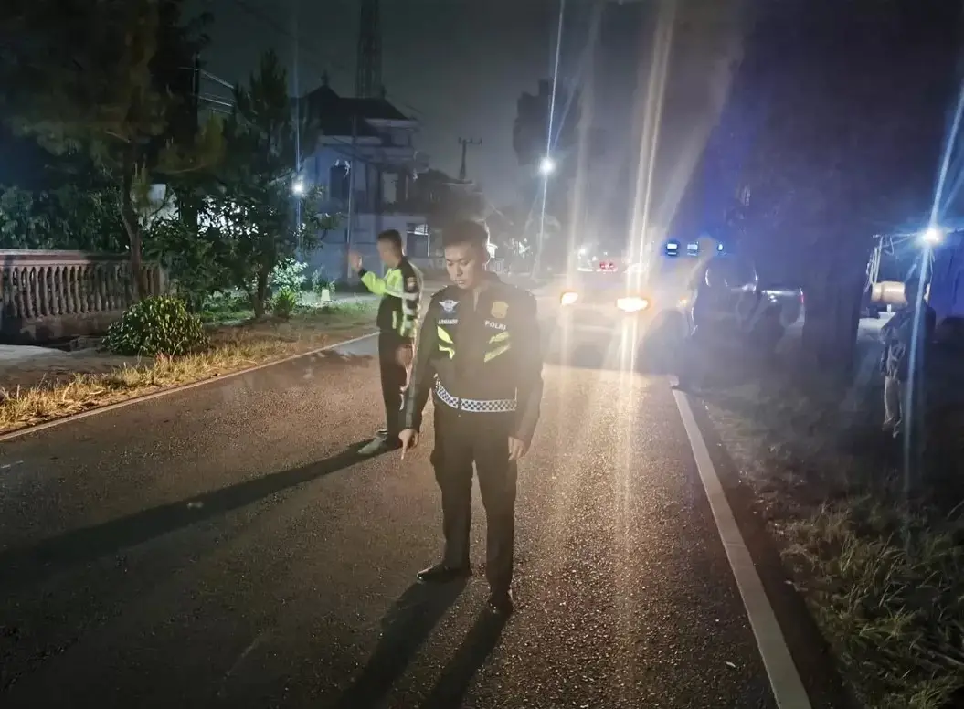 Unit lantas Polres Tulungagung saat melakukan olah TKP