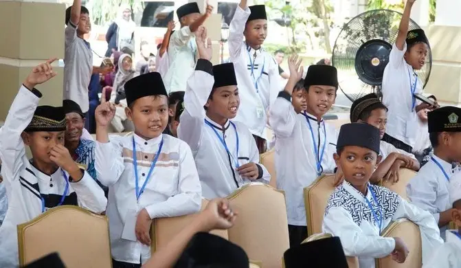 Ratusan anak mengikuti khitan massal gratis yang diselenggarakan TP PKK Kabupaten Lamongan