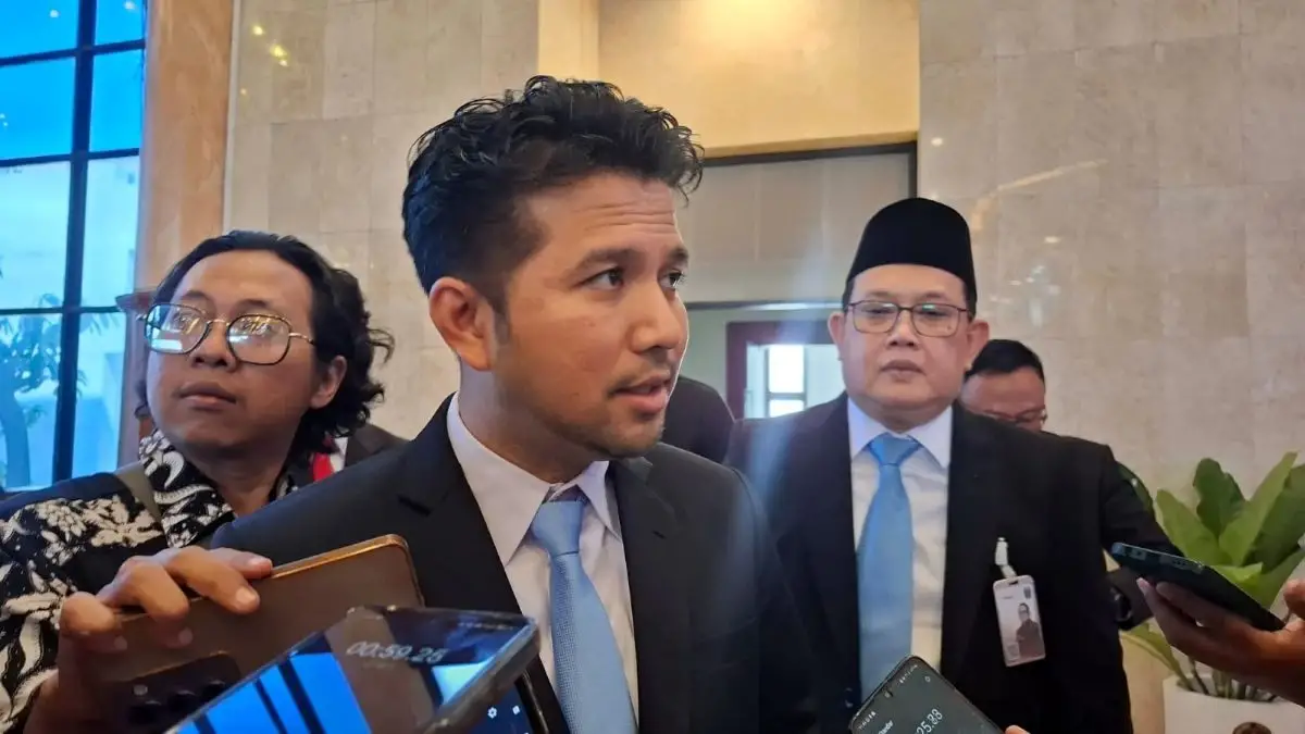 Wagub Jatim, Emil Elestianto Dardak saat memberi pernyataan ke awak media