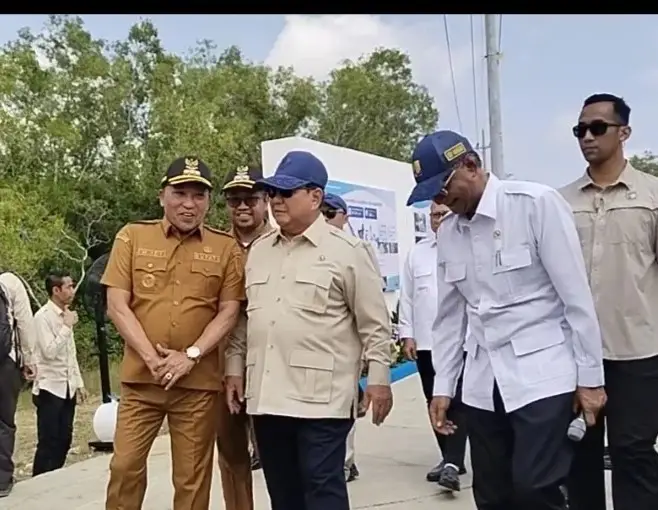 Presiden Republik Indonesia Prabowo Subianto didampingi Menteri PUPR Doddy Hanggodo berjalan menyusuri Jalan Daerah yang diresmikan di Sampang