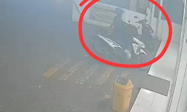 Tangkapan layar CCTV saat pelaku beraksi di salah satu minimarket di Kecamatan Benjeng